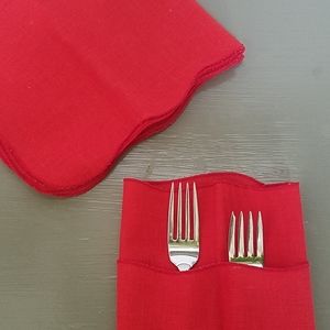 Set of 4 scallop edge linen cloth napkins